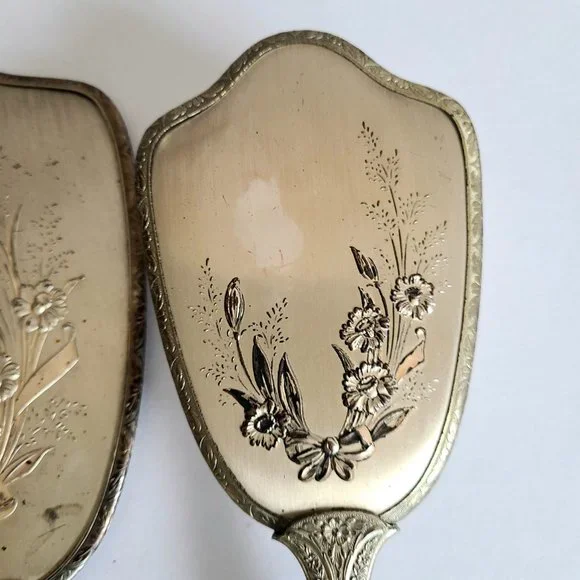 Vintage hand mirror with and hair brash. Vanity set. Made in USA. - Picture 3 of 11